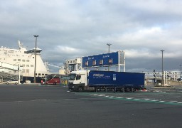 Port de Calais : un migrant est mort malgré des secours. 