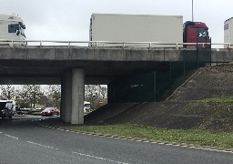 Installation de nouvelles grilles anti-migrants à Calais