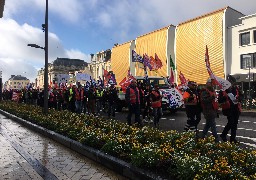 300 personnes dans les rues de Calais pour manifester contre la politique sociale du gouvernement