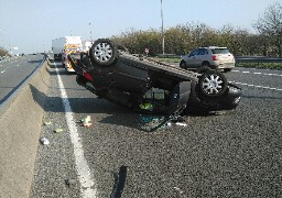 Une voiture sur le toit et de gros ralentissements hier sur l'A16 à Calais 