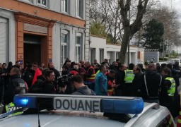 100 à 150 douaniers devant la direction de Dunkerque mercredi matin.