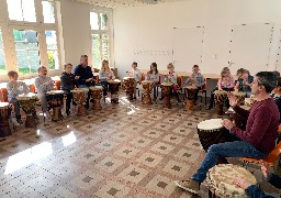 Merlimont: les élèves de CP/CE1 s'essaient à la percussion