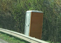 Des cabines WC installées le long de l’A16 entre Oye-plage et la frontière Belge. 