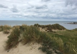 Un jeune homme encerclé par la marée en Baie d’Authie