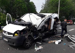 Collision entre un utilitaire et un poids lourd sur l'A16 lundi matin.