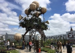 A Calais, l'aéroflorale 2 attire déjà les curieux place d'armes... 