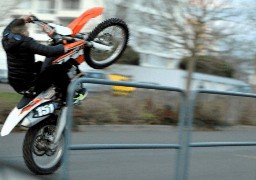 Grande Synthe : aprés un rodéo en motocross il montre ses fesses aux policiers. 