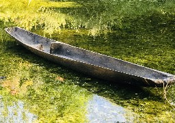 Une réplique d’une pirogue monoxyle mise à l’eau au Parc Samara