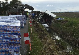 Déblayage d'un camion accidenté, la D248 coupée entre Marck et les Attaques