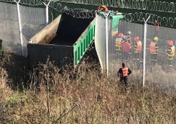 A16 : un poids lourd termine sa course sur le site d'Eurotunnel