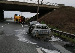 Une voiture en feu ce matin sur l'A16