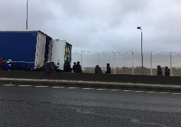 La rocade portuaire de Calais envahie par des dizaines de migrants