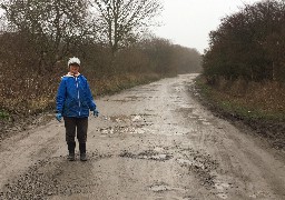 Une habitante du chemin des dunes à Calais réclame la réfection de la voirie devant son domicile