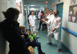 Rires et pitreries avec le Docteur Micky à l'hôpital d'Abbeville