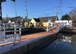 Installation de la passerelle piétonne provisoire du pont Valois à Guînes 