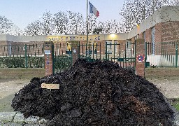 Des tonnes de fumier déversées par les agriculteurs à Calais et Ecuires.