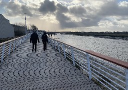 Etaples: sur le port la promenade sur pilotis au bord de la Canche a déjà du succès 