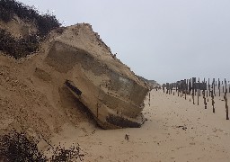 Chute du blockhaus posé sur le cordon dunaire à Oye-Plage