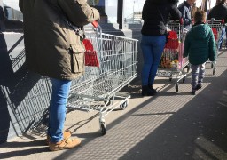 L'affluence dans les supermarchés avant le confinement mardi matin.