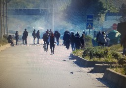 Affrontements entre migrants et forces de l'ordre: la ville de Calais veut un confinement obligatoire pour les réfugiés