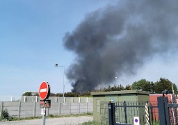 Un incendie sur le site industriel de Tioxide à Calais ce jeudi.