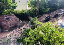 Effondrement impressionnant d'un mur à Croix, dans le Nord