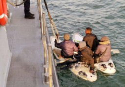 Des migrants sur des planches à voile repêchés dans le chenal de Dunkerque.