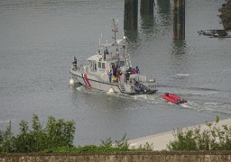 Sauvetage d'une embarcation de 13 migrants au large de Sangatte dimanche matin. 