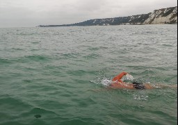 Julien Barbeau tente actuellement la traversée de la Manche à la nage