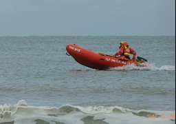 A la plage, gare aux bâches et aux marées !