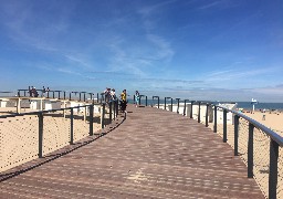 Promenade sur le nouveau belvédère sur le front de mer de Calais