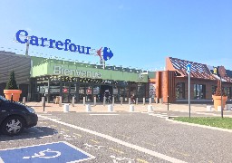 Inquiétude des commerçants de la galerie commerciale Carrefour Mivoix à Calais face à la pression migratoire