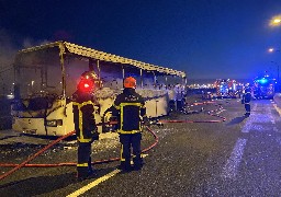 Calais : un bus détruit par les flammes ce mercredi matin 