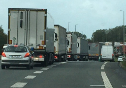 A16 Calais : une file de poids-lourds à l'arrêt en direction du Tunnel sous la Manche