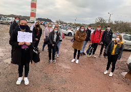 Berck: action d'une quinzaine d'élèves devant le lycée Jan Lavezzari