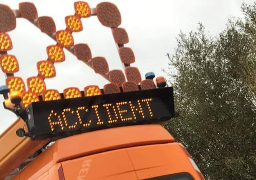 A16 : elle termine sa course sur le toit, une automobiliste gravement blessée