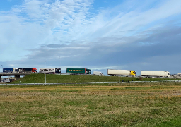 Saturation du trafic à l’approche du tunnel et trafic fluide à l’approche du port de Calais