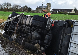 Nouvelle-Eglise: un poids lourds couché dans le fossé sur la D229