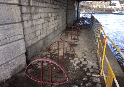 Installation d’arceaux anti-migrants sous le pont Mollien à Calais