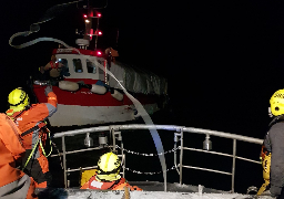 Dunkerque : la SNSM remorque un fileyeur dans des conditions de mer compliquées