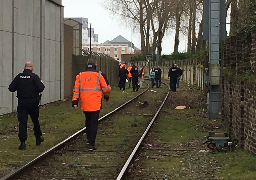 Un migrant gravement blessé après avoir tenté de monter dans un train à Calais