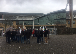 Une cinquantaine d’enseignants du lycée HQE à Calais réunis hier matin devant leur établissement