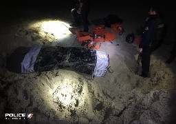 Calais : la Police découvre une embarcation et des gilets de sauvetage enfouis dans le sable