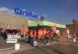 Manifestation ce vendredi des salariés du Carrefour Mi-voix à Calais. 