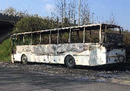 A Calais, un bus détruit par les flammes