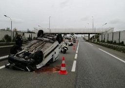 Calais : une camionnette termine sa course sur le toit 