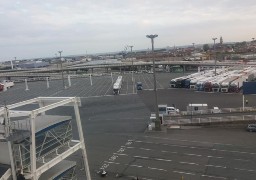 Au port de Calais, un migrant coincé sous des balles de coton de 300kg.