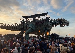 Calais: des milliers de visiteurs pour le spectacle grandiose du Dragon sur le front de mer