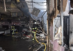 Dunkerque: un pompier légèrement blessé dans l'incendie de Cuir Center et Maison de la Literie