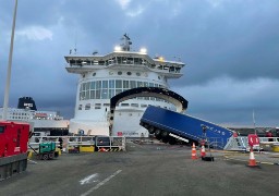 Loon-plage : un poids-lourd dans le vide au terminal ferry, le chauffeur est décédé